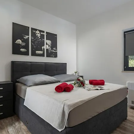 Appartamento Claudio With Private Pool - Happy Vodice